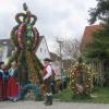 Ein herrliches und farbenfrohes Bild zeigt sich in der Ortsmitte von Burlafingen bis zum „Weißen Sonntag“. Mitglieder der Historischen Trachtengruppe haben den Osterbrunnen geschaffen.
