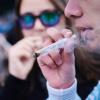 Ein Demonstrant raucht einen Joint, während er an der Demonstration „Entkriminalisierung sofort - für die Freigabe von Cannabis“, vor dem Brandenburger Tor teilnimmt.
