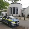 Ein Polizeiwagen steht vor der Neuen Synagoge.