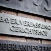 Der Schriftzug «Bayer. Verfassungsgerichtshof» ist an einer Wand zu sehen.