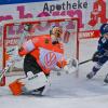 JC Lipon von Straubing (r) trifft zum 2:2 gegen Wolfsburg ins Tor von Dustin Strahlmeier von Wolfsburg. Lipon verlängert seinen Vertrag in Straubing.