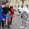 Nicht für das Weltall, sondern für Feuerwehreinsätze ist dieser silber-glänzende Anzug gemacht.