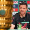 Den Pokal im Blick: Leverkusens Trainer Xabi Alonso will nach der Meisterschale die nächste Trophäe holen.