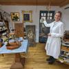 Sylvia Kellner bei der Reinigung eines Gemäldes in ihrer Werkstatt in Utting.