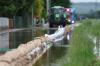 Als der Egelseebach im Sommer 2024 über die Ufer trat, legten Helfer der Feuerwehren Sandsäcken, um ein Wohngebiet vor dem Hochwasser zu schützen. Jetzt sollen neue Methoden kommen.