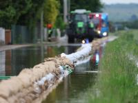 Als der Egelseebach im Sommer 2024 über die Ufer trat, legten Helfer der Feuerwehren Sandsäcken, um ein Wohngebiet vor dem Hochwasser zu schützen. Jetzt sollen neue Methoden kommen.