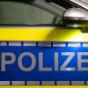 Die Polizei sucht den Unfallverursacher, der zudem Fahrerflucht beging. 