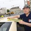 Mit Taxifahrer als Tour Guide durch Augsburg: Taxifahrer J. Miller kutschiert mit seinem Taxi Touristen durch die Stadt und zeigt ihnen die wichtigsten Orte.                                         