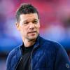 TV-Experte Michael Ballack steht vor dem Spiel im Stadion.