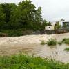 So sah es am Samstag beim Gögginger Wehr an der Kleingartenanlage aus. Die Wertach führte viel Wasser. Die Schäden, die das Hochwasser anrichtete, können für Augsburg noch nicht beziffert werden.