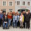 Das Bürgerbündnis startet die Aktion „Wir zeigen Gesicht“: Einige der Mitwirkenden auf dem Landsberger Hauptplatz.