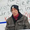 Klimaaktivist Wolfgang Metzeler-Kick spricht bei einem Pressegespräch im Hungerstreik-Camp im Invalidenpark.
