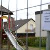 Die Stadt Burgau hat den Spielplatz am Mühlberg gesperrt. Ein Aushang warnt vor Erdbienen.