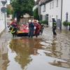 In Wertingen sind die Straßen bis zu einem halben Meter überflutet. Menschen wurden mit Rettungsbooten aus den Häusern geholt. 