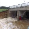 Die Wassermassen konnte das Staubecken bei Langenneufnach nicht mehr aufnehmen. Sie werden in die Neufnach weitergeleitet.