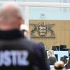 Ein Justizbeamter steht im Gerichtssaal in Stuttgart-Stammheim zu Prozessbeginn.