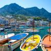 Die bunten Fischerboote gehören natürlich auch zum Capri-Mythos.  