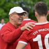 Günter Bayer (links), Trainer des TSV Merching, hat derzeit ähnlich gut lachen wie hier vergangene Saison gegen den TSV Neusäß.