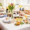 Ein reich gedeckter Tisch beim Osterfrühstück oder Osterbrunch ist in vielen Familien Tradition. 