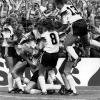Spielerinnen der deutschen Nationalmannschaft jubeln nach dem Ende des EM-Finales gegen Norwegen am 2. Juli 1989 in Osnabrück. Sie sind Europameisterinnen!