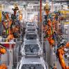 Roboter arbeiten an der Karosserie von verschiedenen BMW-Modellen im BMW-Stammwerk.