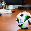 Der offizielle Fußball für die UEFA EURO 2024, die in 100 Tagen in Deutschland beginnt, liegt zu Beginn der Kabinettssitzung auf dem Kabinettstisch im Bundeskanzleramt.