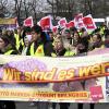Beschäftigte aus dem Einzelhandel protestieren am Freitag in Augsburg für mehr Lohn.                                       