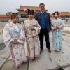 Markus Söder besucht die historische verbotene Stadt in der chinesischen Hauptstadt und steht neben Frauen in traditionellen Kostümen.