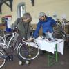 Christiane von Bechtolsheim nutzt das Angebot, ihr Rad in der Schondorfer Bike-Kitchen von Tobias Gall auf Vordermann bringen zu lassen. 
