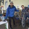 Tobias Gall (links) könnte durchaus noch mehr Helfer wie Alexander Wagner in der Bike-Kitchen brauchen. 