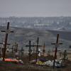 Neue Gräber sind auf einem Friedhof in Bachmut zu sehen. Der Beginn des russischen Angriffskrieges gegen die Ukraine jährte sich nun zum zweiten Mal.