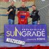 Neuzugang Alexander Prechtl freut sich gemeinsam mit Martin Frey (VfL-Sponsoring) und Fabian Schoierer (Sportleitung) auf die Zeit in Günzburg..
