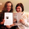 Die beiden Gesundheitsclowns Hanna Münch und Katrin Jantz haben zusammen das Buch "Hoffentlich gibt's da oben Currywurst und Kuchen" geschrieben.