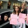 Ein Bild mit Symbolcharakter: Im September 2005 wurden in Bayern die ersten Führerscheine mit 17 ausgehändigt an die Nürnberger Rene Regnat, Lisa Popp, Tamara Kuerzdorfer und Albert Rizvani.