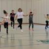 Nadja Barnard (Mitte) überzeugt Kinder wie Erwachsene von ihrer Leidenschaft: dem Jump Rope. Hier zeigt sie in der Turnhalle des Günzburger Berufsschulzentrums 8- bis 10-Jährigen, wie sie mit dem Seilspringen richtig beginnen.