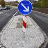 Eine Autofahrerin ist in Monheim gegen ein Schild auf einer Verkehrsinsel geprallt.