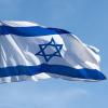 Die Flagge von Israel weht vor der bayerischen Staatskanzlei im Wind.