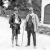 Karl Franz Maria Fischler Graf von Treuberg  (links) und Karl Gutenäcker im Jahr 1911, als er Schlossverwalter in Windach war.
