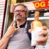 Sänger Henning Wehland («H-Blockx») 2022 an einem Hot Dog-Stand in Münster.