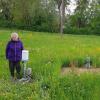 Mitten auf der Wiese angrenzend zum landwirtschaftlichen Anwesen von Lidwina Bisle ist die Wetterhütte, unter anderem mit Temperatursensor und Niederschlagsmengenmesser platziert.