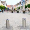 Elektrisch einfahrbare Poller sichern in Günzburg auf dem Marktplatz die Fußgängerzone vor unbefugtem Befahren. Ab dem 1. März gilt dort wieder die Sommerregelung.