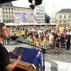 Matthias Lorentzen vom Bündnis für Menschenwürde eröffnete die Kundgebung am Rathausplatz.                                      