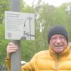 Karl Heinz Englet steht an der Gedenktafel, die am Eiskanal an das Olympische Feuer 1972 erinnert. 