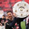 28 Siege und sechs Unentschieden: Leverkusen-Trainer Xabi Alonso jubelt mit der Meisterschale.