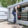 Nach dem Hochwasser beginnen die Lechwerke mit der Säuberung überschwemmter Ortsnetzstationen – hier in Burgau. 