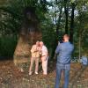 Mit der Kamera fängt Filmemacher Timian Hopf die Brüder Heinz und Günther Barisch bei ihrem Besuch im ehemaligen Oberschlesien ein. Hinter ihnen ein Gedenkstein. An dem Film hat auch Michael Kalb aus Dinkelscherben mitgewirkt.