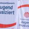 Fahnen mit dem Logo des Talentwettbewerbs „Jugend musiziert“ wehen vor Beginn des Wettbewerbs in Zwickau.