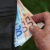 Einer 82-Jährigen wurden 400 Euro in Scheinen aus dem Geldbeutel entwendet. 