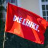 Eine Fahne mit dem Logo der Partei "Die Linke" weht im Wind in Potsdam.