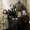 Ein Soldat von 1914 aus Zillenberg ließ sich noch mit Familie ablichten, bevor er in den Krieg zog.